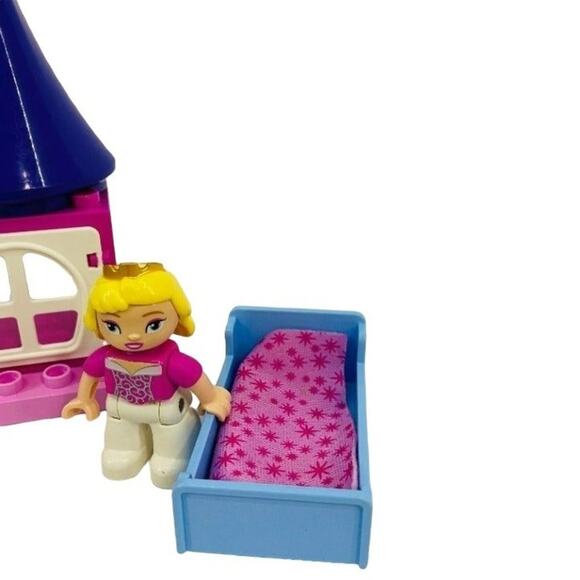 LEGO DUPLO Disney Princess Sleeping Beauty's Room - Picture 4 of 4